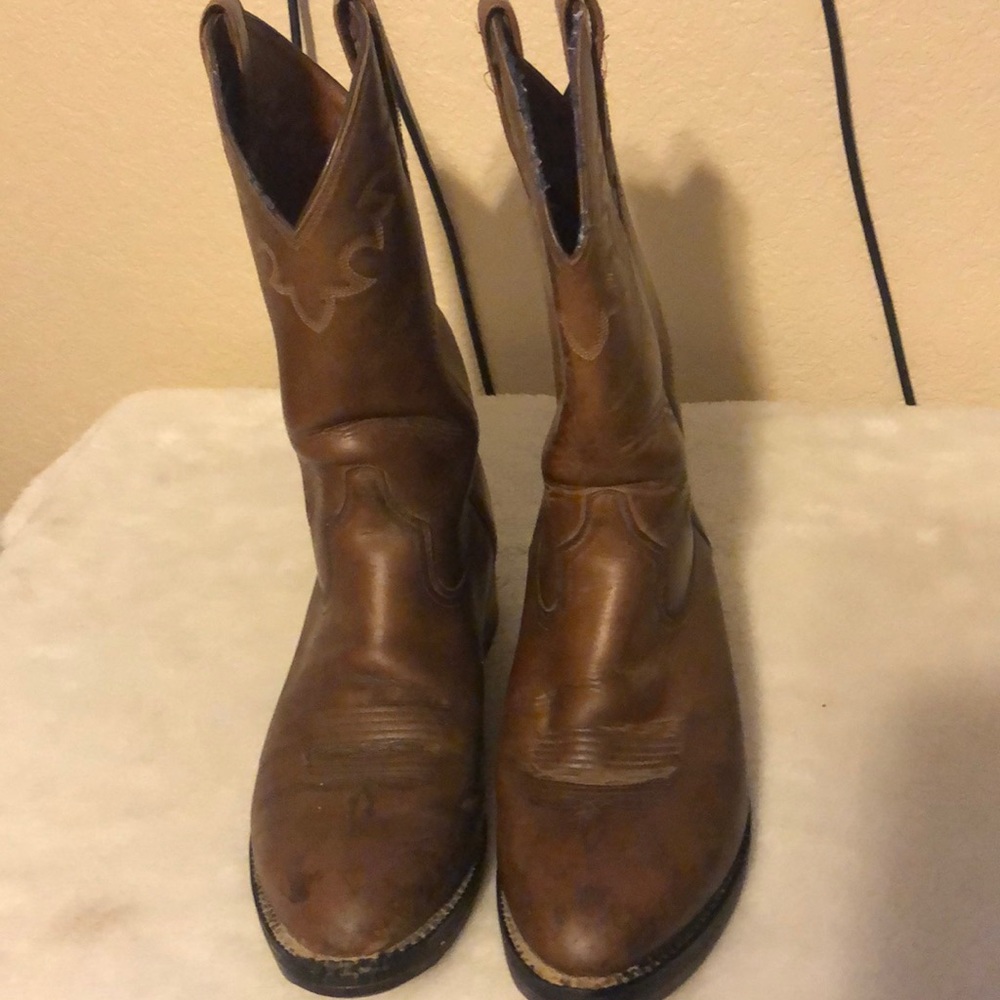 Ariat pull on boots. P2452